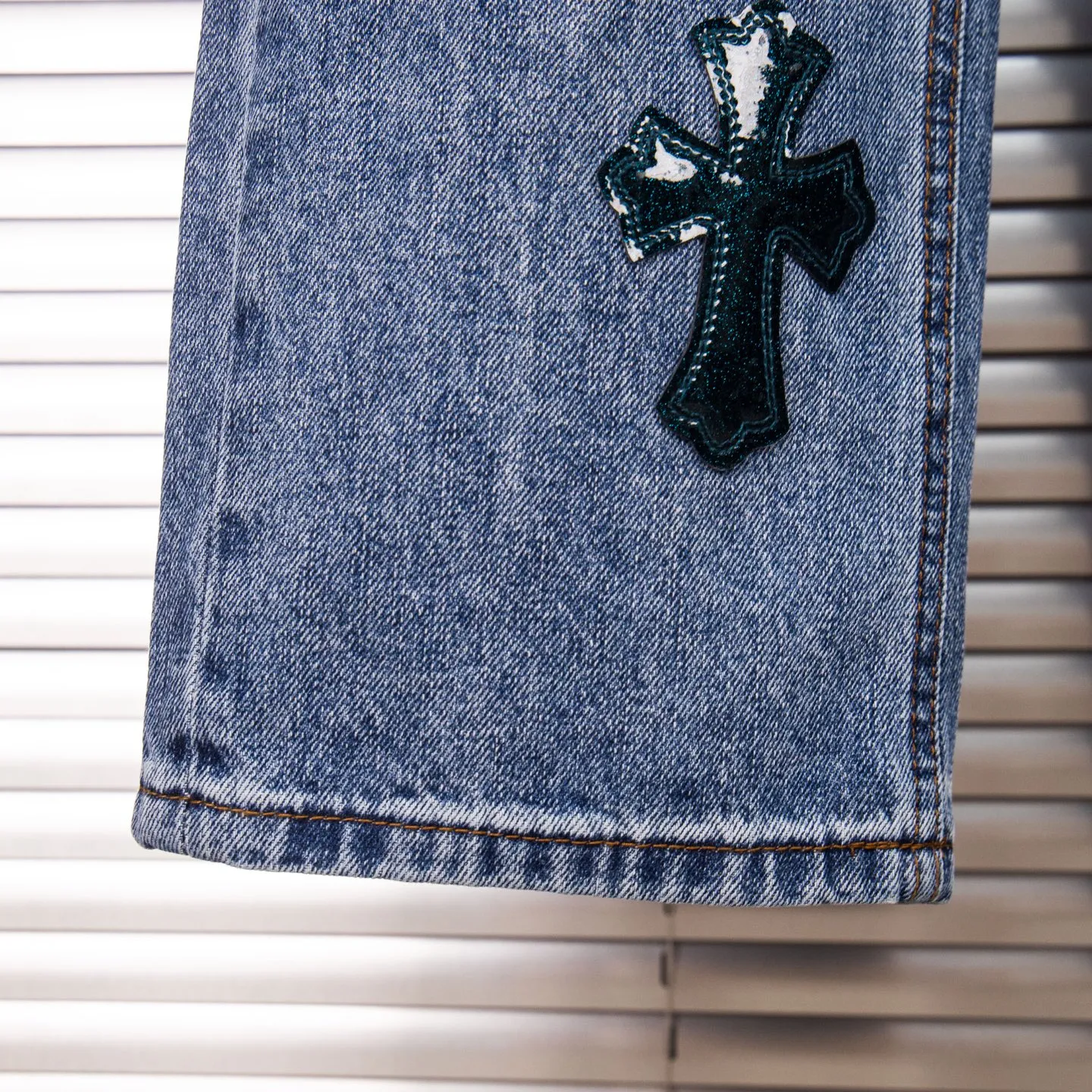 P280 (Higher version, evergreen style) Chrome Hearts/Chrome Hearts 25FW CH Blue Pants Starry Sky Hole Laminated Cross Bamboo Jeans. It adopts starry sky theme leather elements, mostly presented in the shape of a cross, with glitter on the leather surface. Unique design with simple and elegant details, exquisite workmanship, neat lines of the entire trousers, and perfect details! It’s also so cool that both men and women can easily control it. It’s a gender-neutral trendy up version. Style number: 1766# Color: blue Size: 28 30 32 34 36